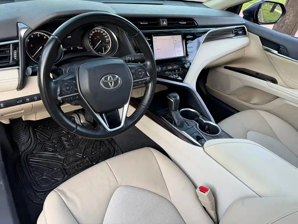 Toyota Camry — фото 5