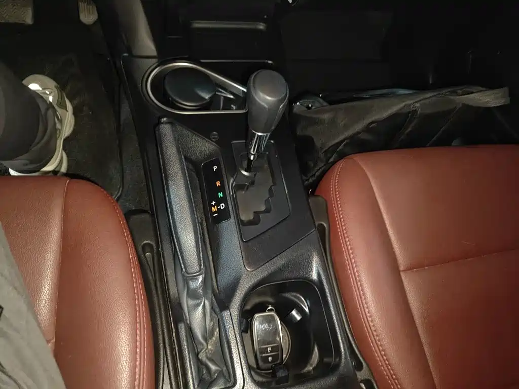 Toyota RAV4 — фото 11