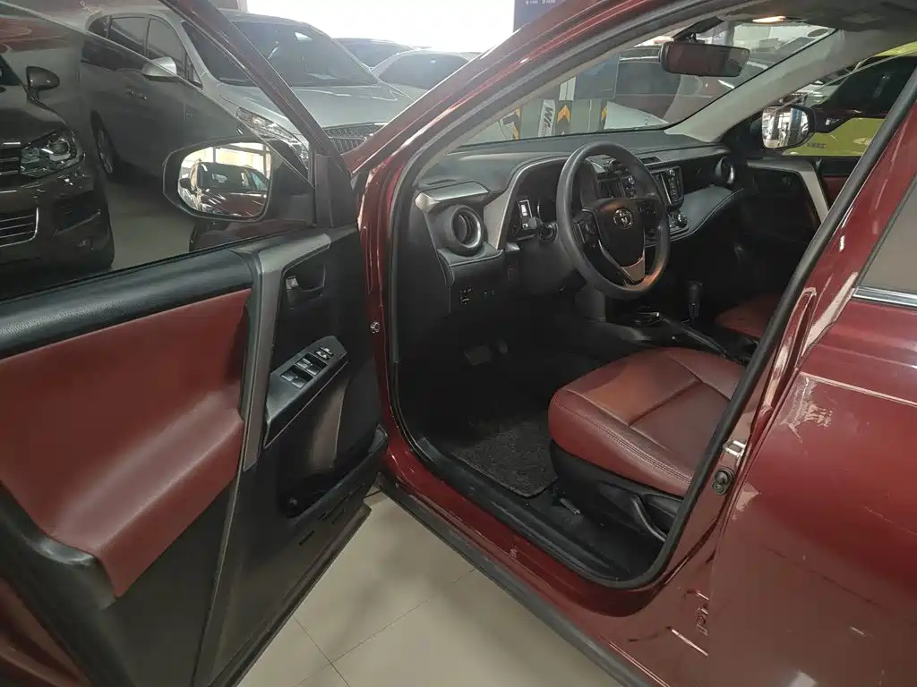 Toyota RAV4 — фото 13