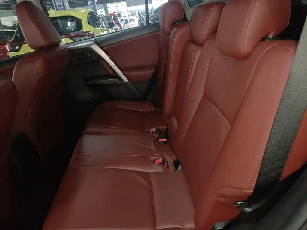 Toyota RAV4 — фото 14