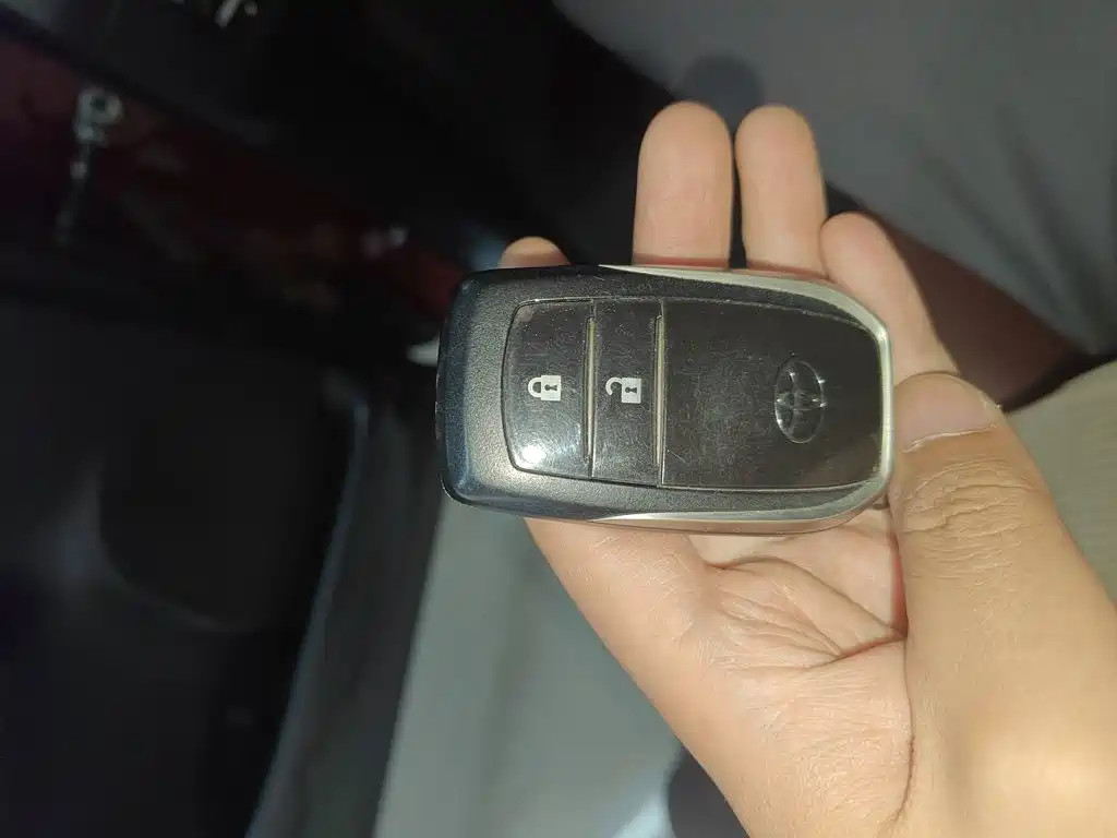 Toyota RAV4 — фото 18