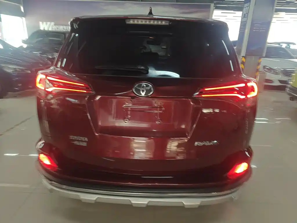 Toyota RAV4 — фото 5