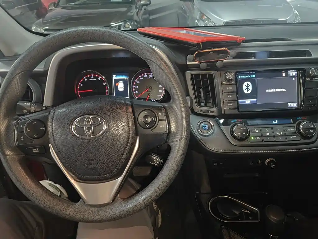 Toyota RAV4 — фото 7