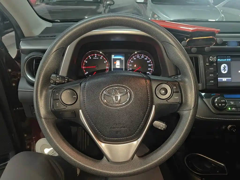 Toyota RAV4 — фото 8