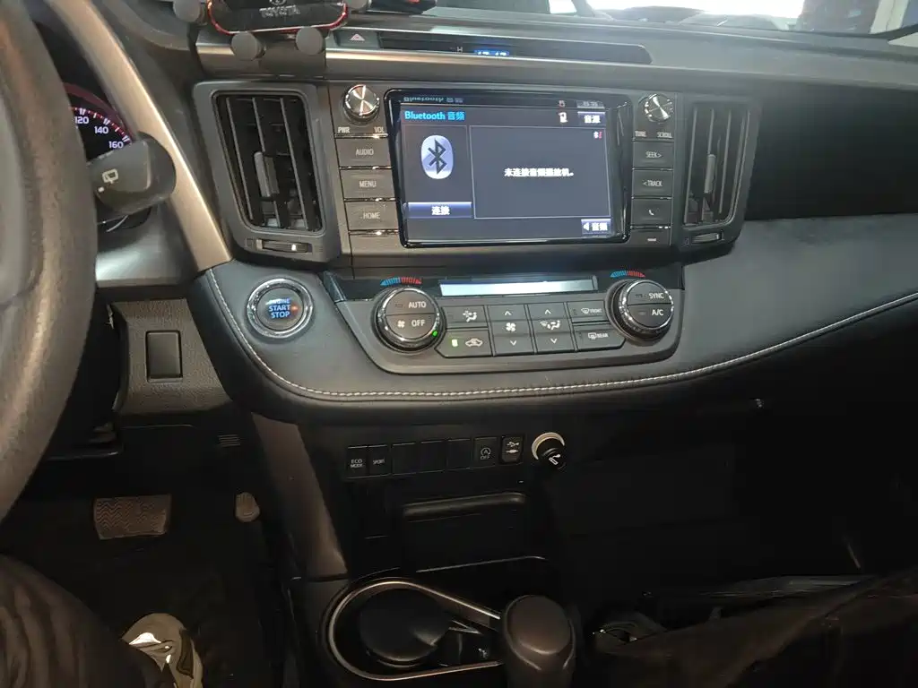 Toyota RAV4 — фото 10