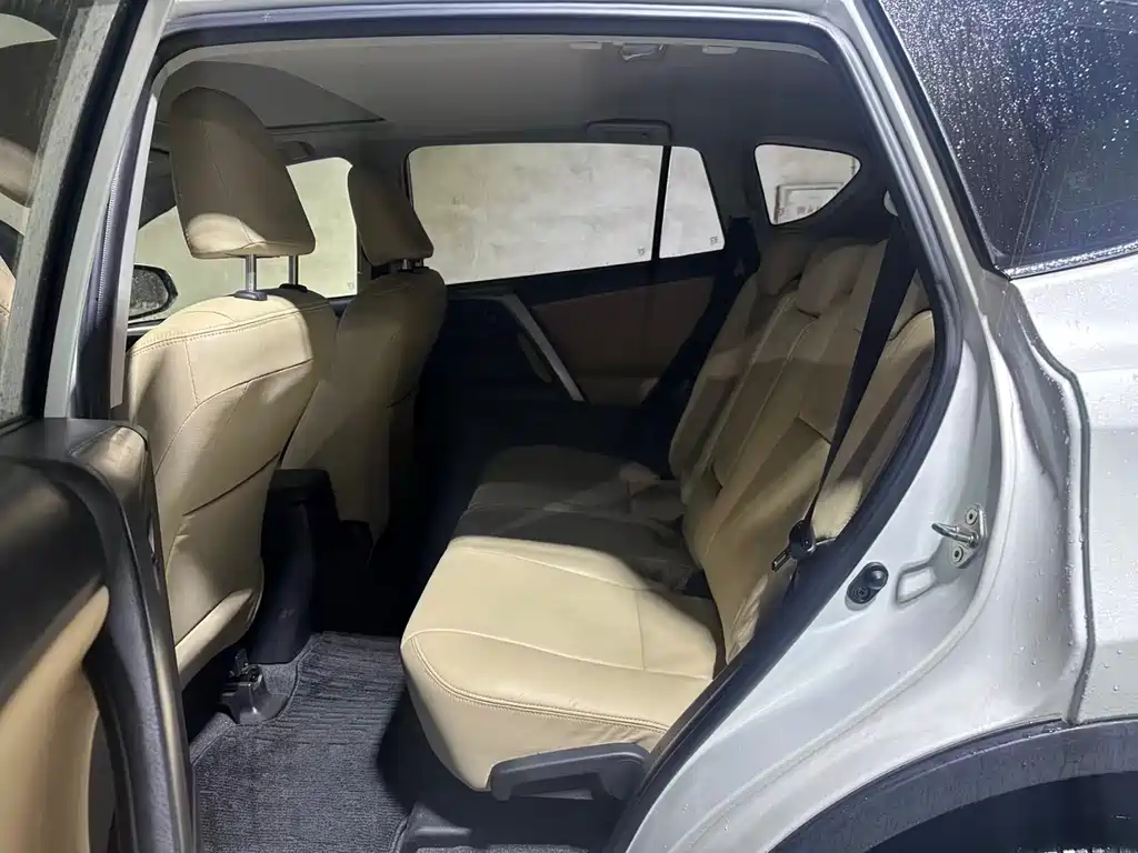 Toyota RAV4 — фото 6