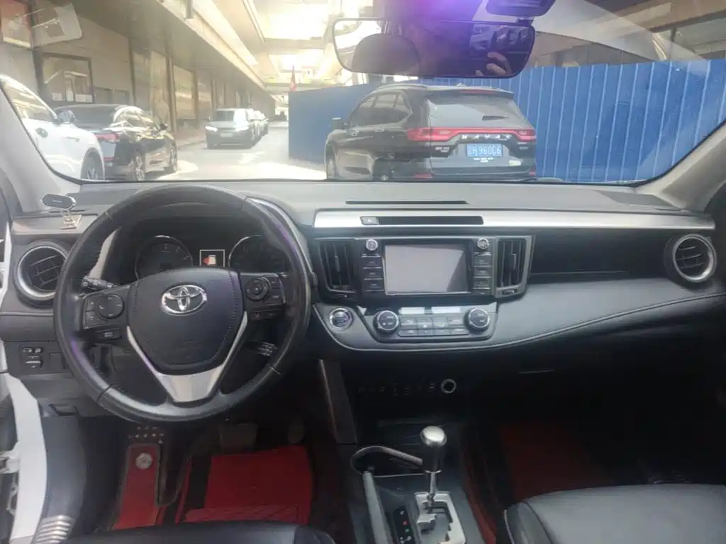 Toyota RAV4 — фото 11