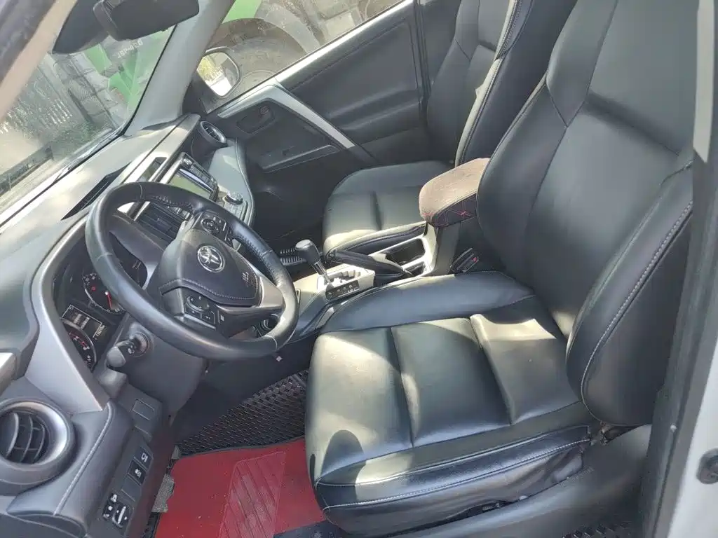 Toyota RAV4 — фото 17