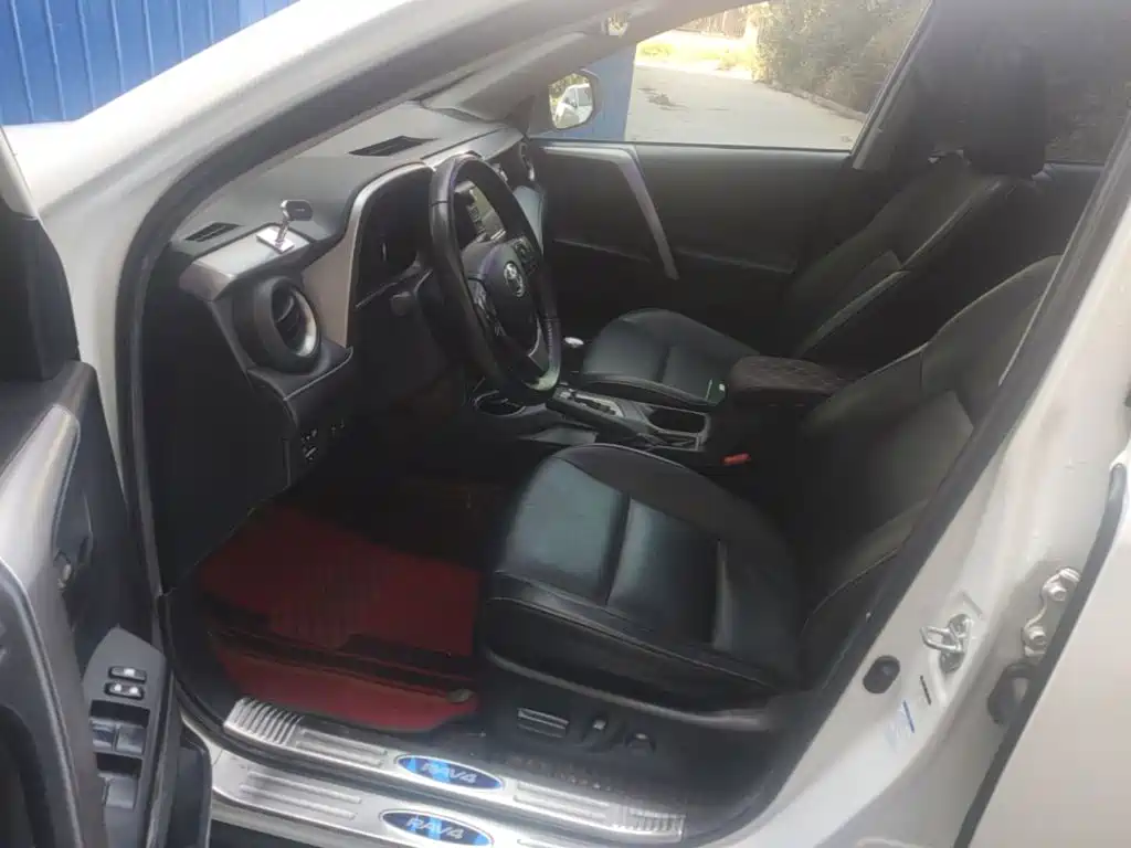 Toyota RAV4 — фото 18