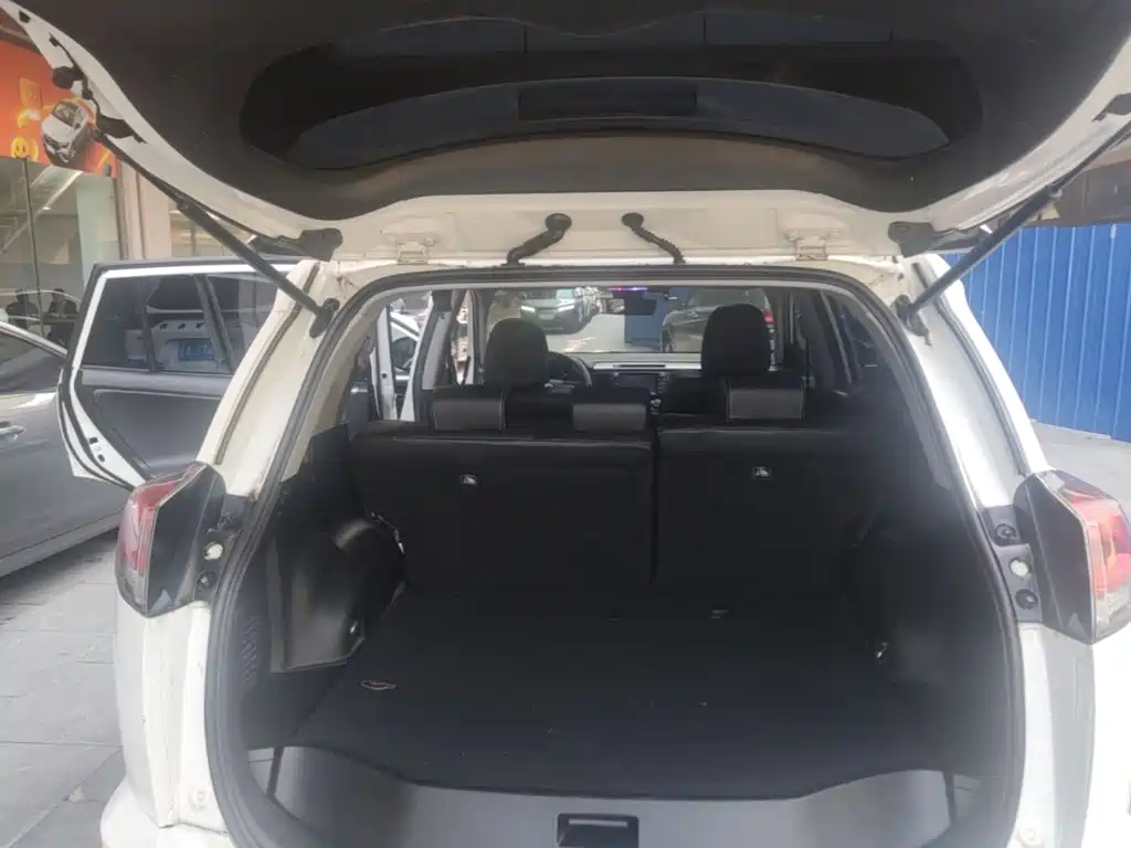 Toyota RAV4 — фото 21