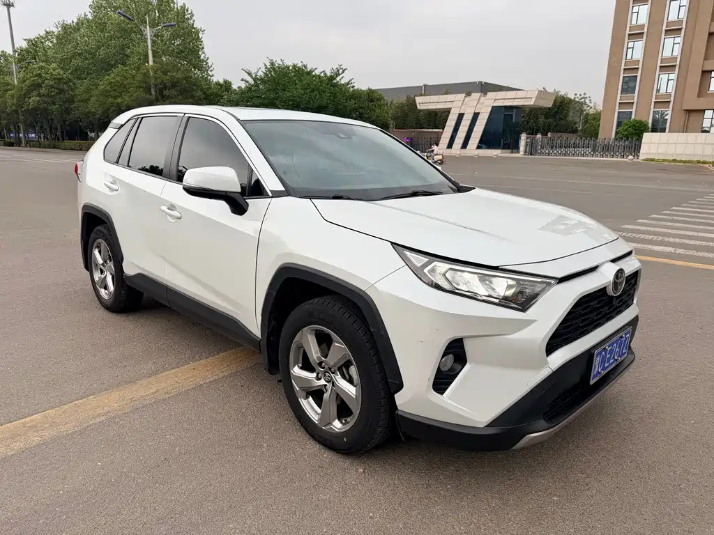 Toyota RAV4 — фото 3