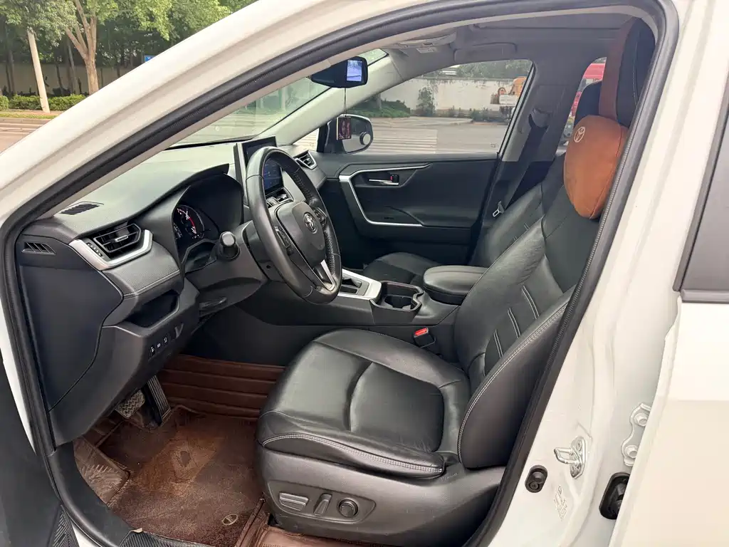 Toyota RAV4 — фото 4