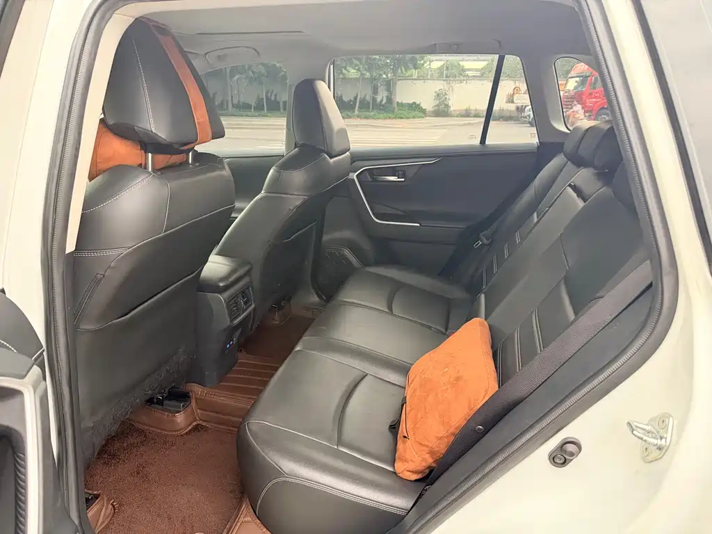 Toyota RAV4 — фото 5