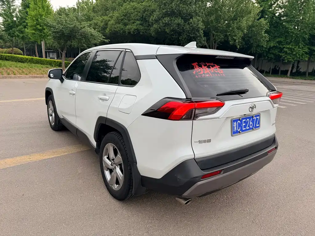 Toyota RAV4 — фото 7
