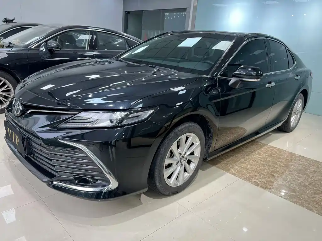 Toyota Camry — фото 2