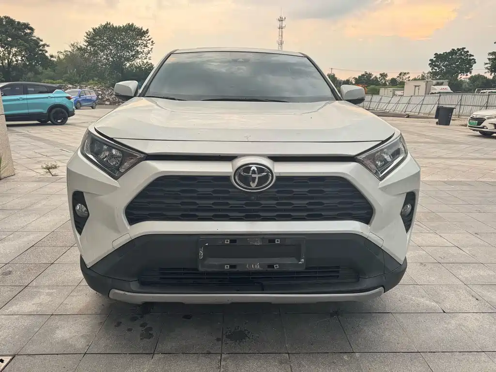Toyota RAV4 — фото 2