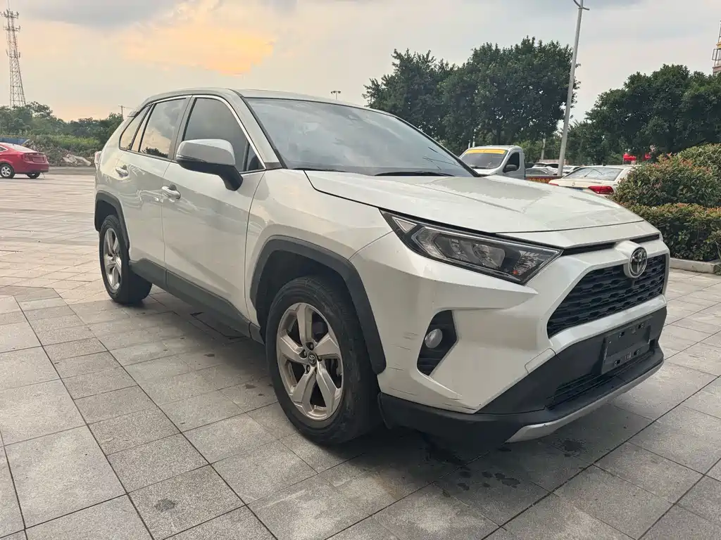 Toyota RAV4 — фото 3