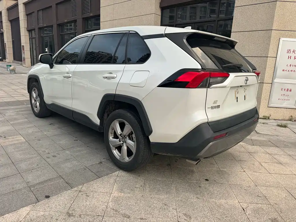 Toyota RAV4 — фото 4