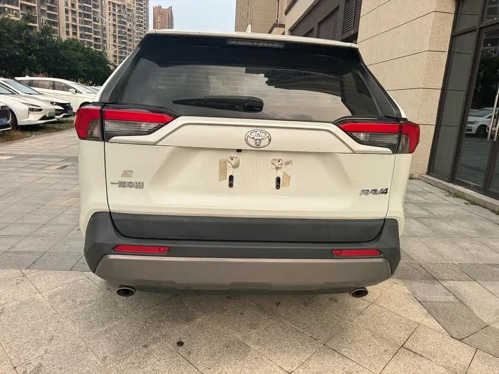 Toyota RAV4 — фото 5