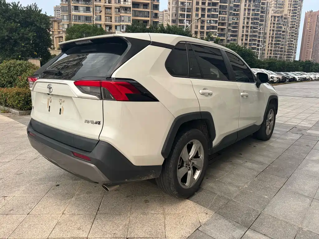 Toyota RAV4 — фото 6