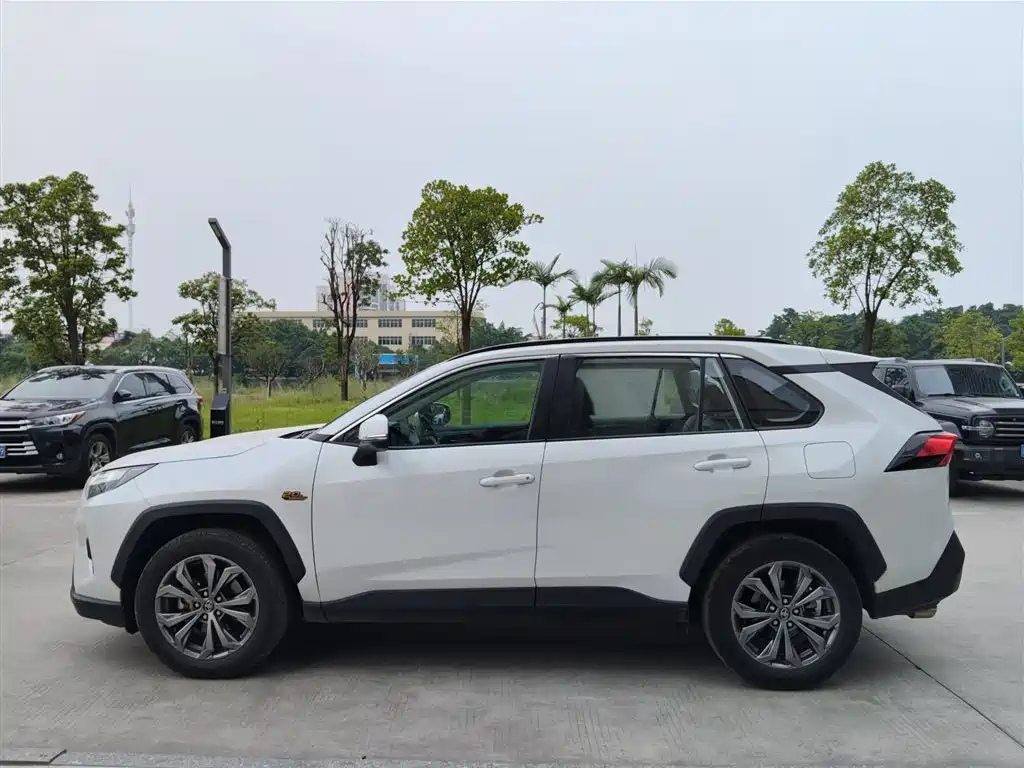 Toyota RAV4 — фото 2