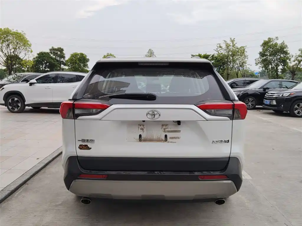 Toyota RAV4 — фото 3
