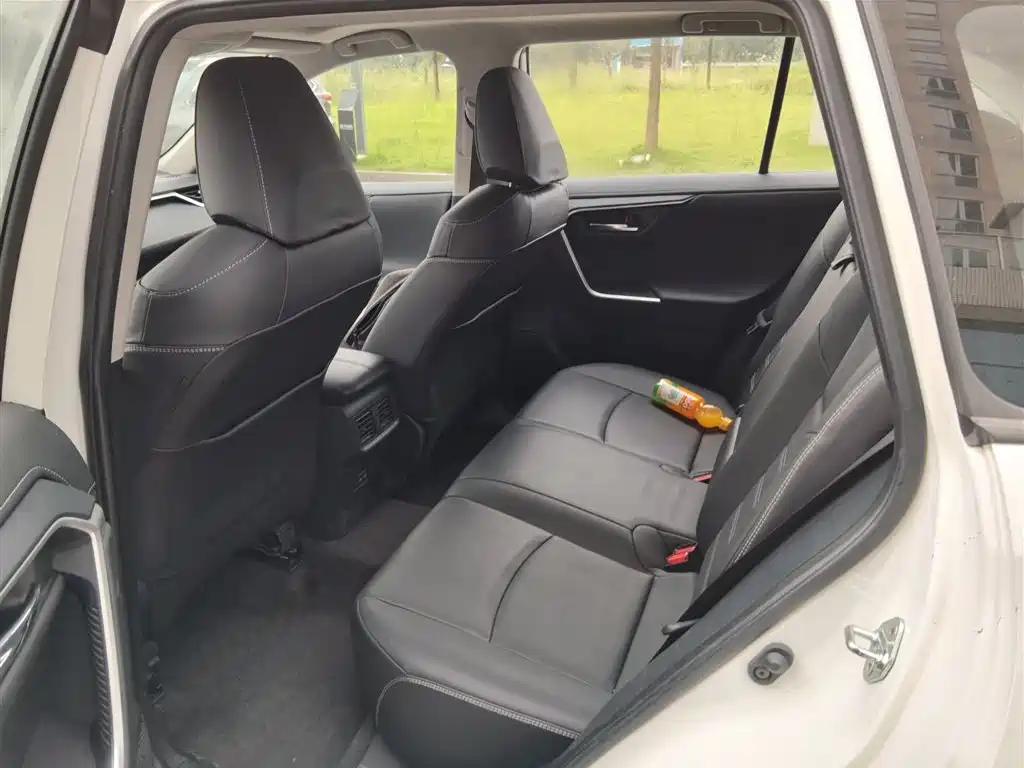 Toyota RAV4 — фото 10