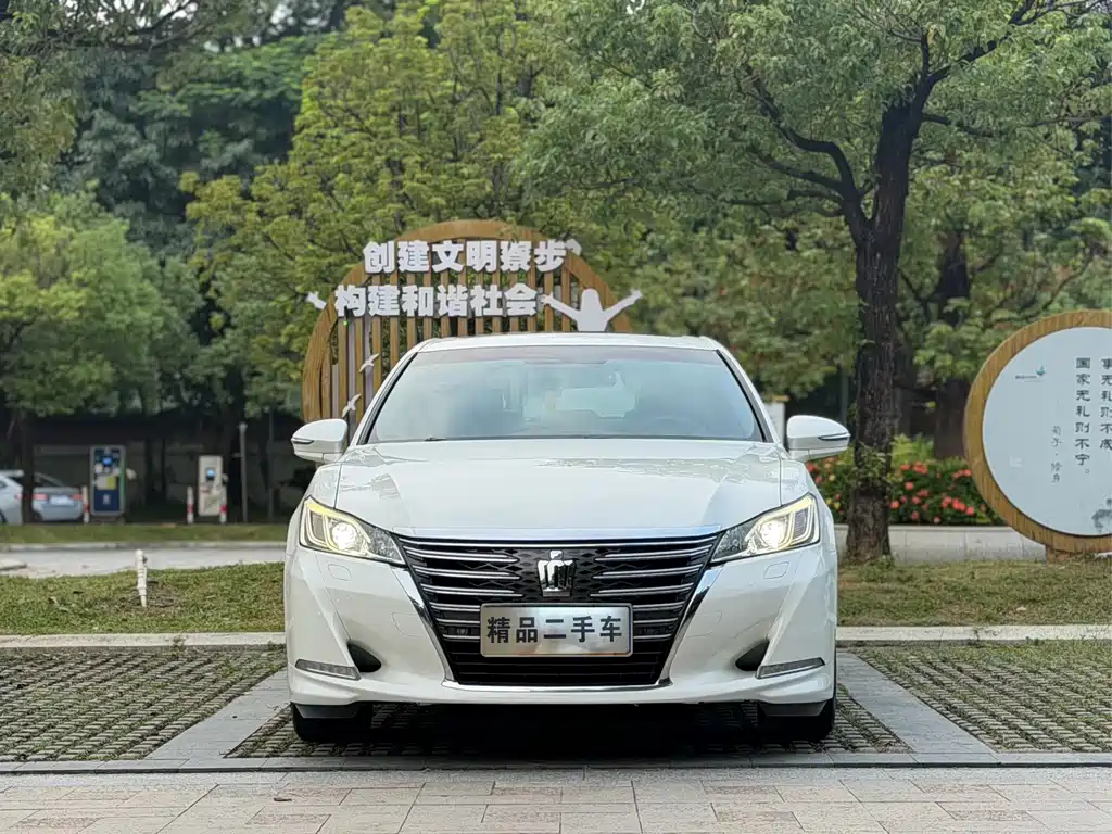 Toyota Crown — фото 2