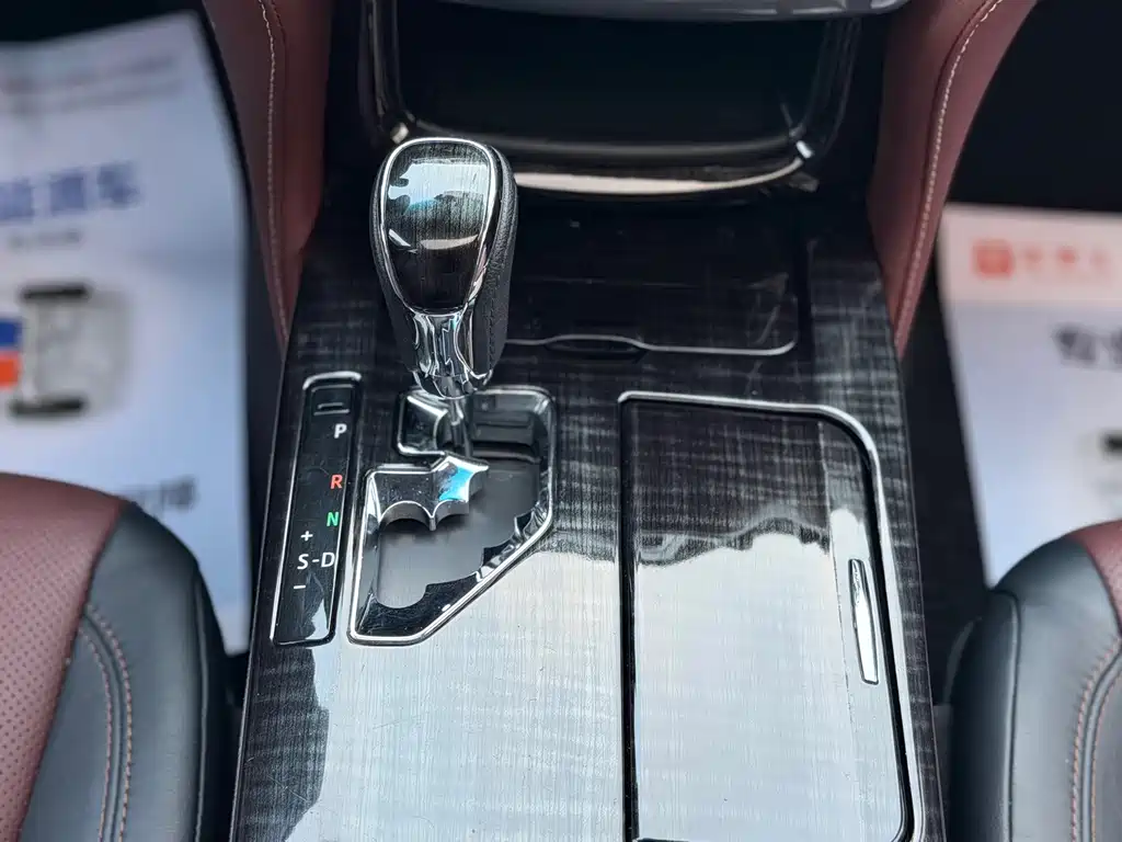 Toyota Crown — фото 11