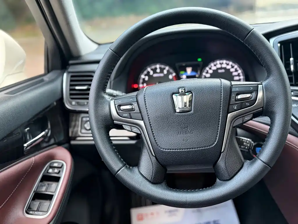 Toyota Crown — фото 13