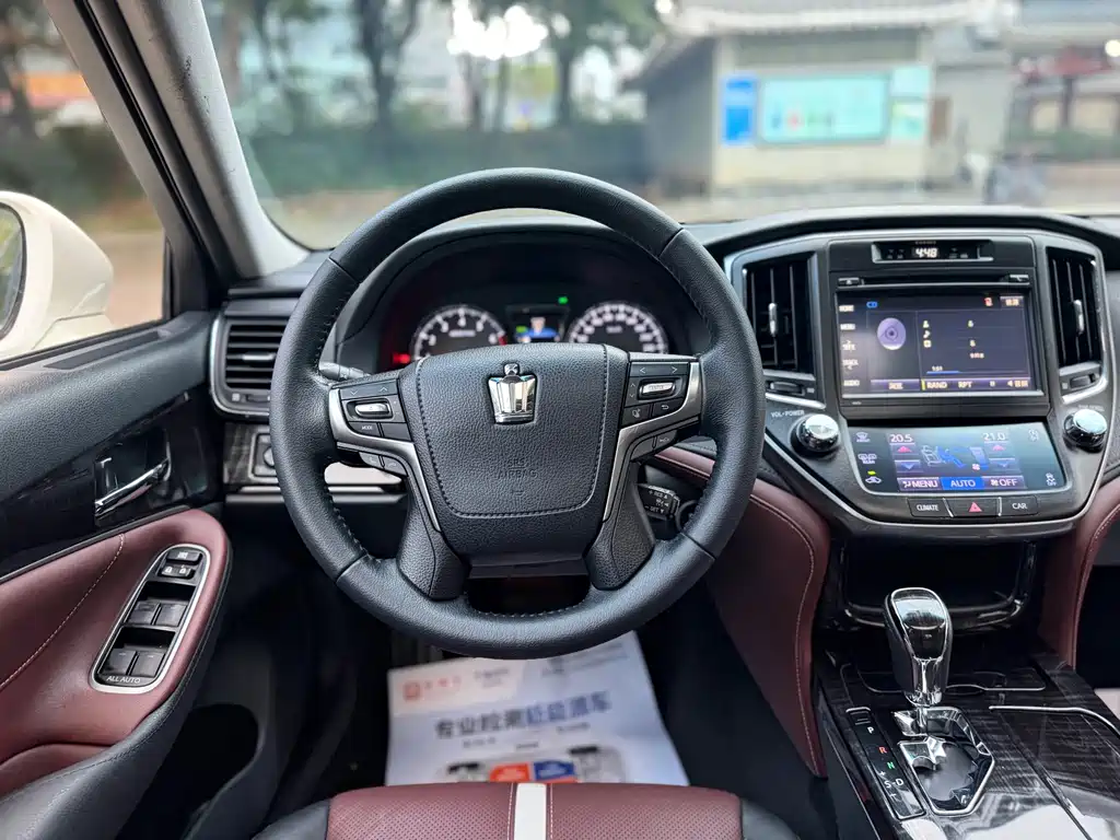 Toyota Crown — фото 14