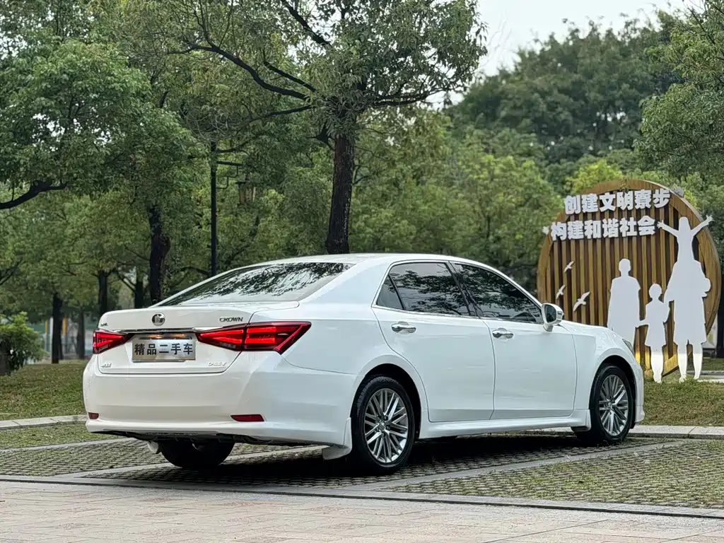 Toyota Crown — фото 18