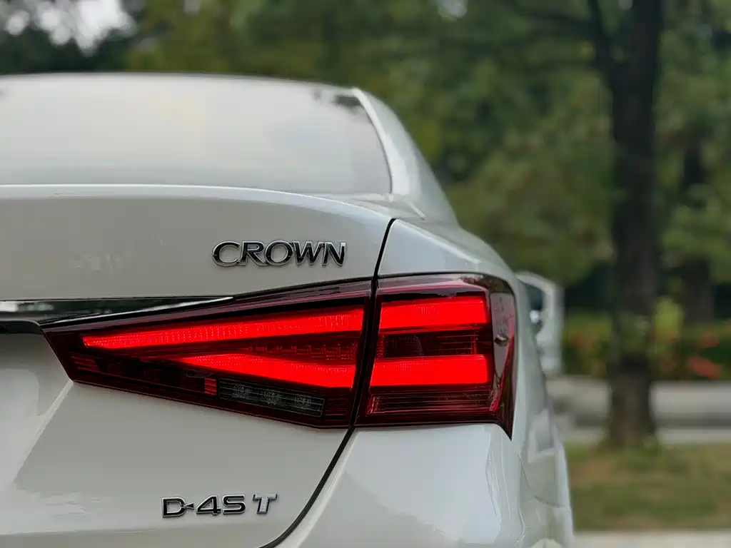 Toyota Crown — фото 20