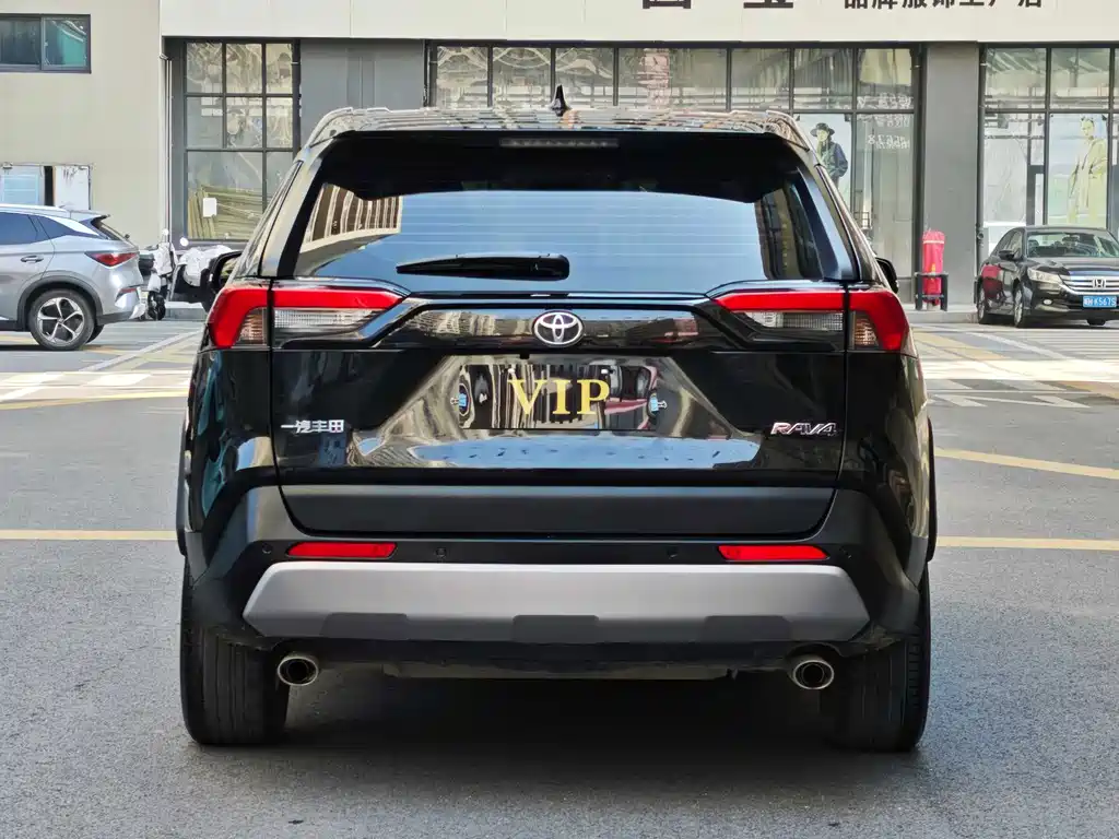 Toyota RAV4 — фото 8