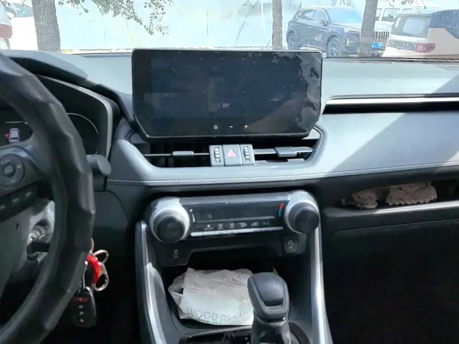 Toyota RAV4 — фото 13