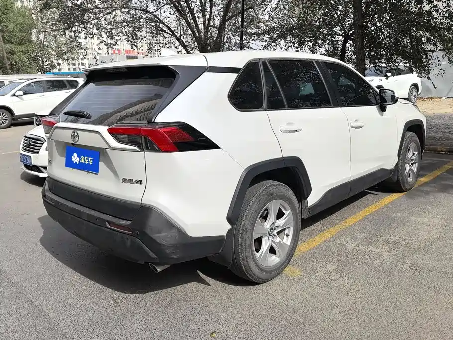 Toyota RAV4 — фото 3