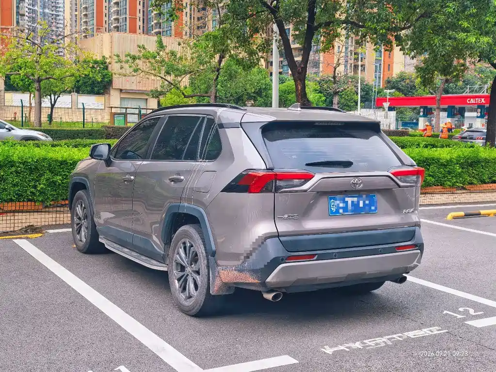 Toyota RAV4 — фото 2
