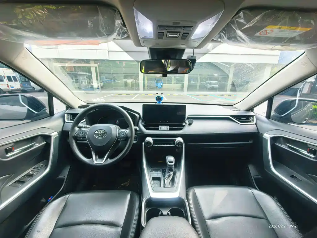 Toyota RAV4 — фото 8
