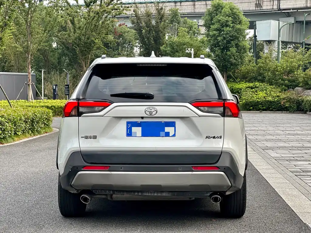 Toyota RAV4 — фото 5