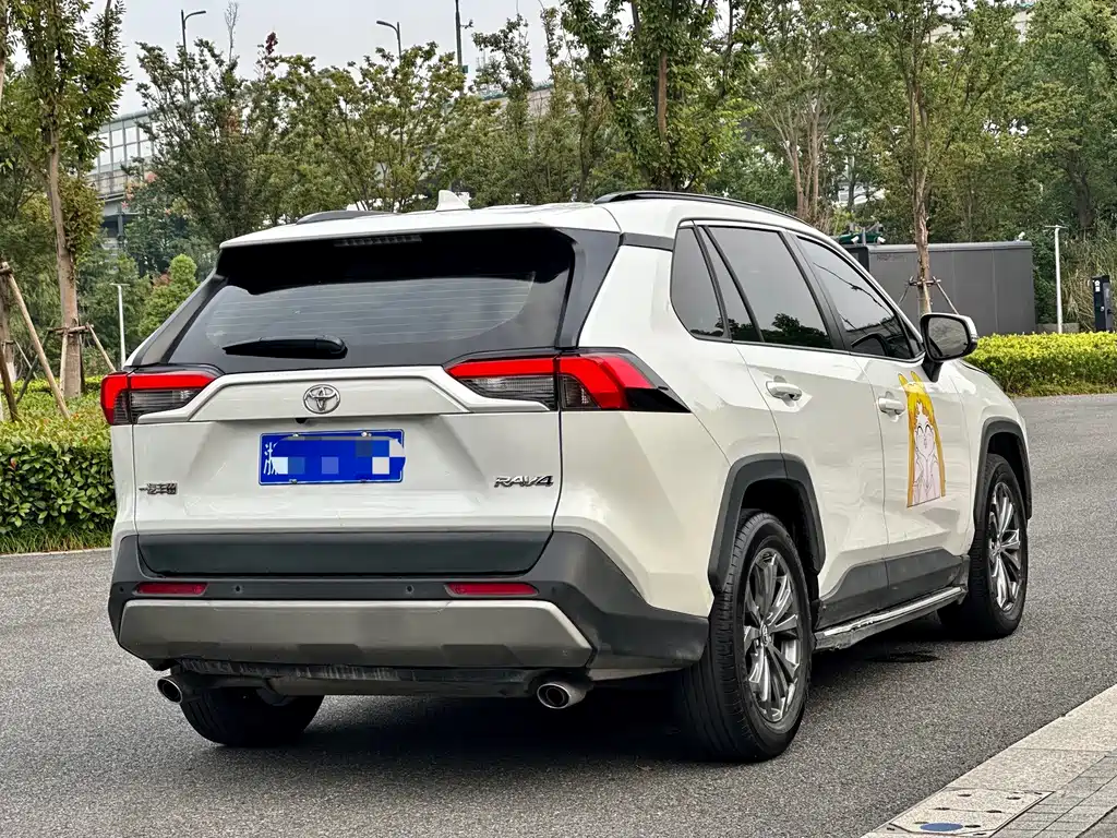 Toyota RAV4 — фото 6