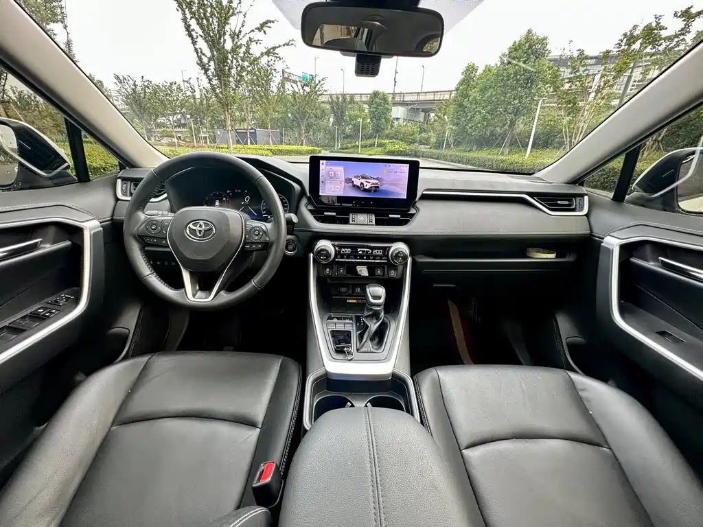 Toyota RAV4 — фото 8