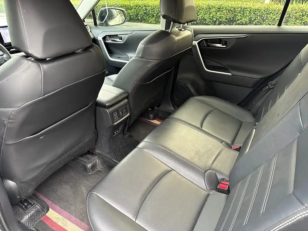 Toyota RAV4 — фото 10