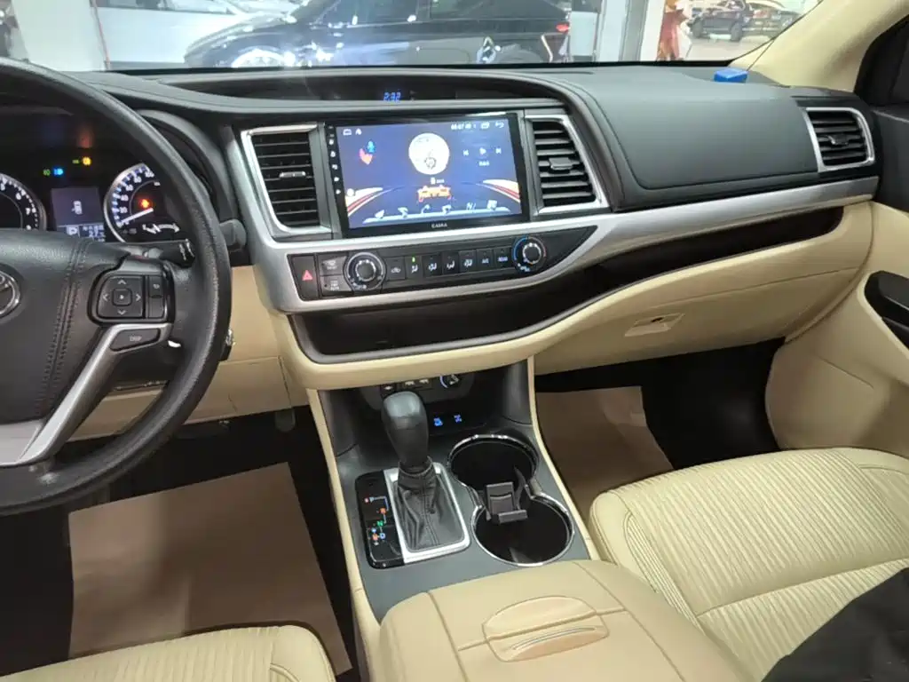Toyota Highlander — фото 10