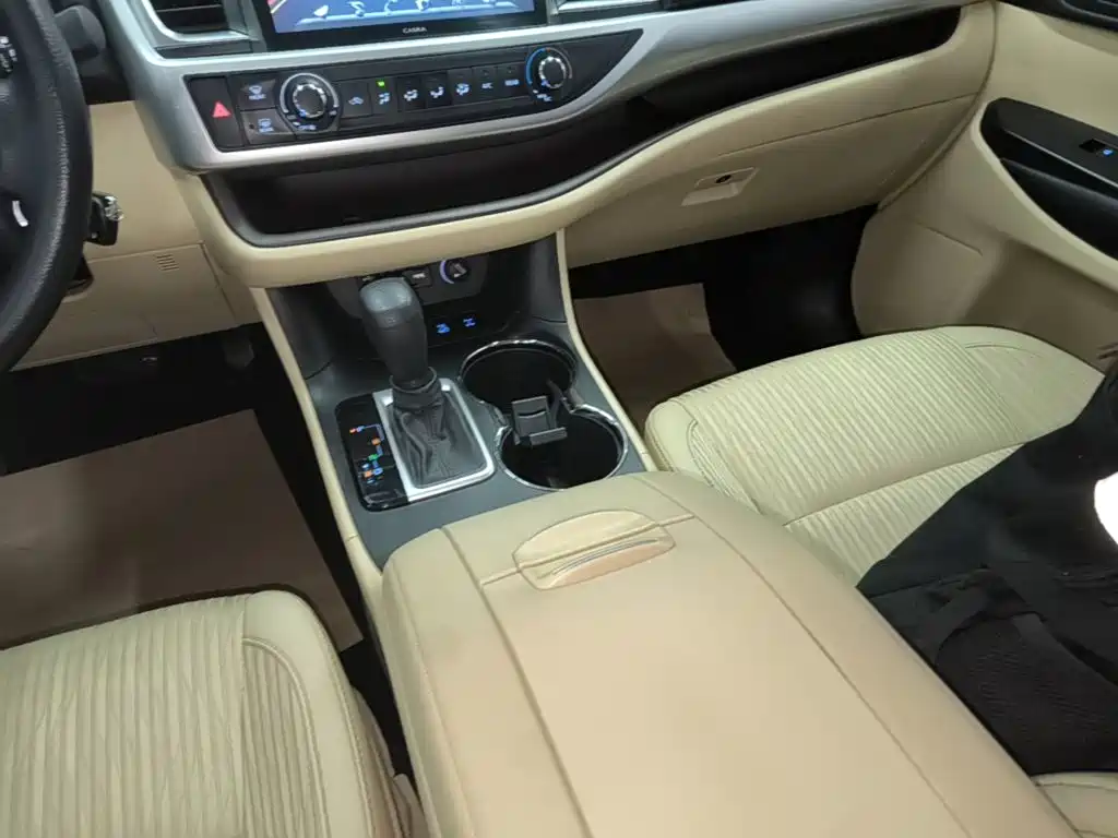 Toyota Highlander — фото 11
