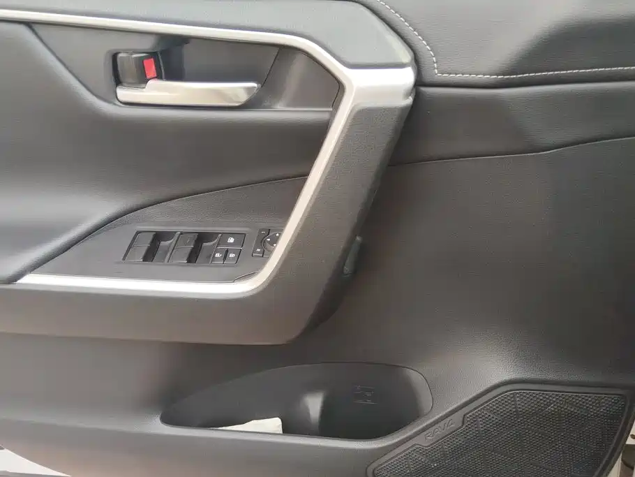 Toyota RAV4 — фото 7