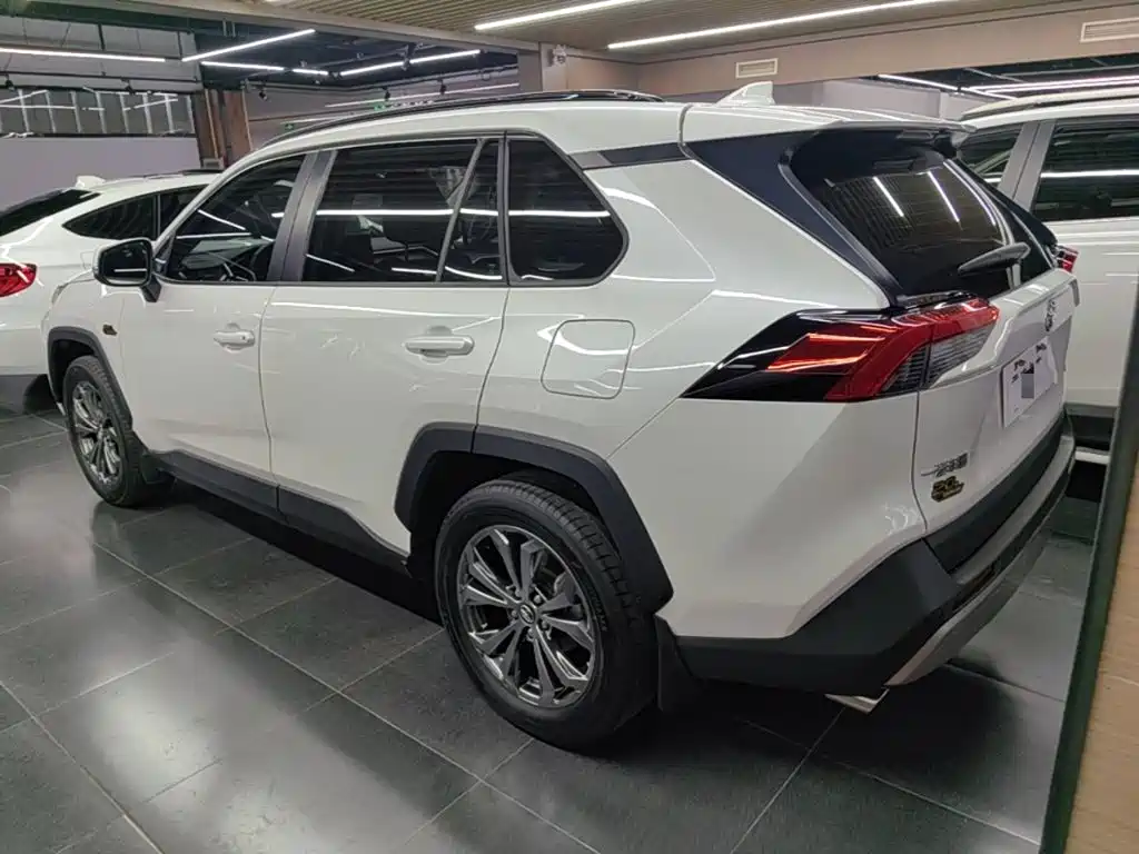Toyota RAV4 — фото 5