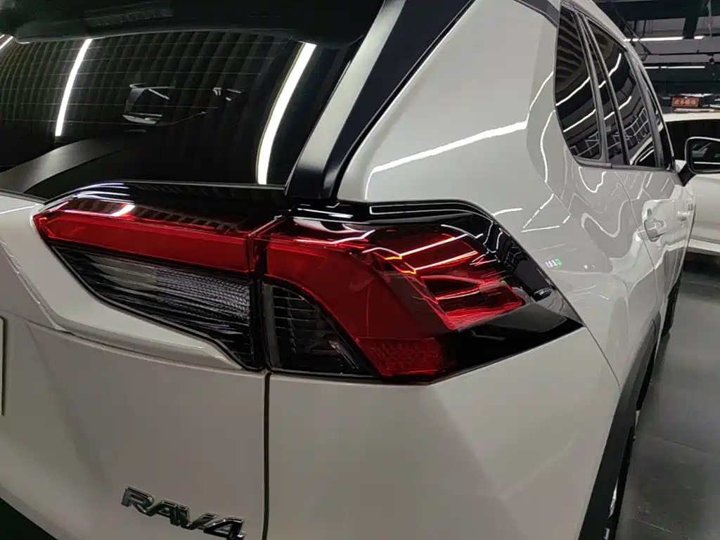 Toyota RAV4 — фото 8