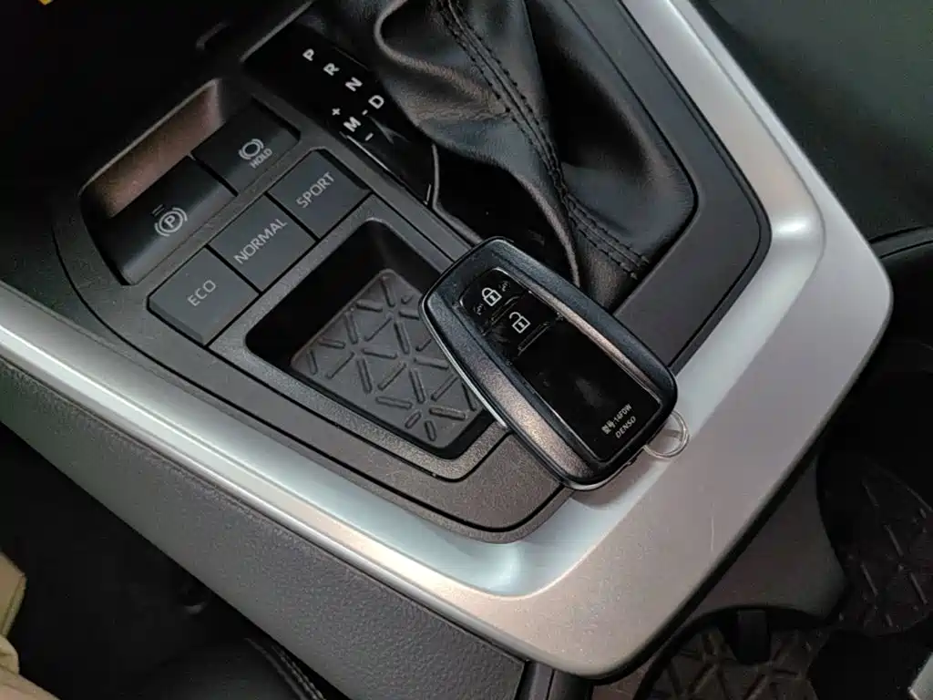 Toyota RAV4 — фото 9
