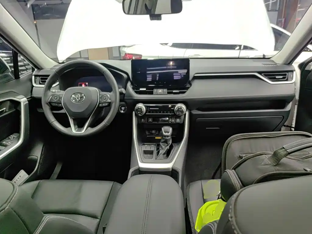 Toyota RAV4 — фото 10