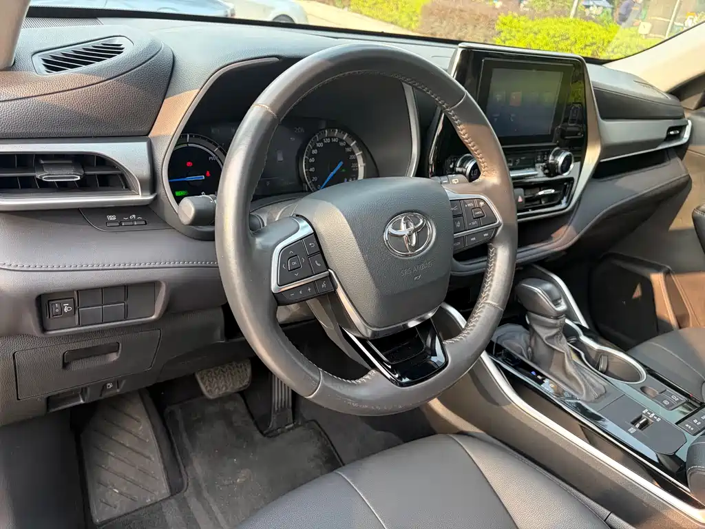 Toyota Highlander — фото 11